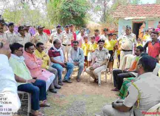 खासदार अशोक नेते यांच्या हस्ते बोरमाळा येथे बिबट्याच्या हल्ल्यात मृतक हर्षदच्या परिवाराला 5 लाखाचा दिला धनादेश