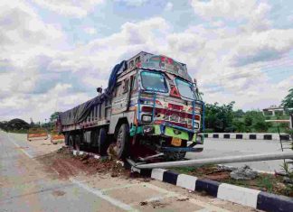 सावलीत ट्रक डिव्हायडर वर चढला