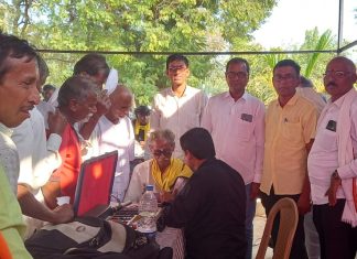 हरांबा येथे आरोग्य व डोळे तपासणी व चष्मे वाटप शिबिराला उत्स्पूर्त प्रतिसाद