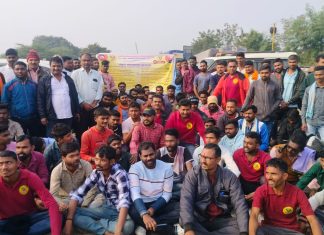 जय संघर्ष वाहन चालक मालक संघटनेच्या वतीने चंद्रपूर-गडचिरोली राष्ट्रीय महामार्गावर रास्ता रोको आंदोलन;शेकडोची उपस्थिती