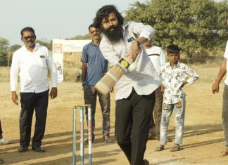 व्याहाड बुज येथे क्रिकेट सामन्याचे निखिल सुरमवार यांच्या हस्ते उदघाटन