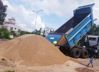 ट्रॅक्टर वर कारवाई करणाऱ्यांना हायवा ट्रक का दिसत नाही?