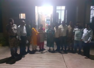 2 लाखाची मिळालेली पर्स सावली च्या प्रामाणिक महिलांनी केले परत…महिलांचे सर्वत्र होतेय अभिनंदन