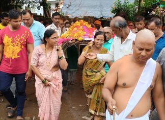 चार बहिणींनी दिला आईच्या पार्थिवाला खांदा