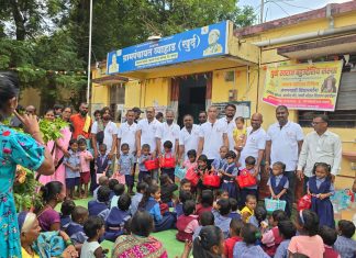 नवरात्र निमित्ताने युवा स्वराज व्याहाड खुर्द तर्फे बालकांना साहित्य वाटप