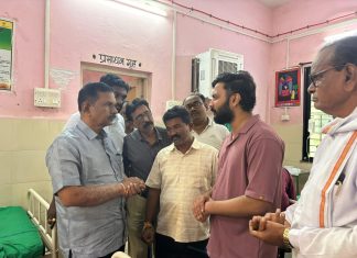 माजी आमदार प्रा. अतुल देशकर यांनी घेतली पारडी येथील विष बाधा झालेल्या विद्यार्थांची भेट.