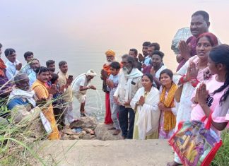 देवटोक येथील उत्तर वहिनी वैनगंगा नदीच्या पात्रात शेकडो भाविकांनी केले गंगा स्नान
