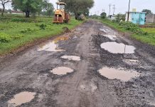 मुलांच्या शिक्षणासाठी पालकांचा जीवघेणा प्रवास;रस्ता बघून प्रवास कसा करावा प्रश्न होतो निर्माण!