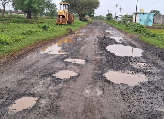 मुलांच्या शिक्षणासाठी पालकांचा जीवघेणा प्रवास;रस्ता बघून प्रवास कसा करावा प्रश्न होतो निर्माण!