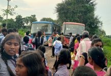 रस्त्यावरील खड्यामुळे दोन बस फसल्या विद्यार्थी व प्रवाशांना नाहक त्रास