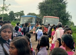 रस्त्यावरील खड्यामुळे दोन बस फसल्या विद्यार्थी व प्रवाशांना नाहक त्रास