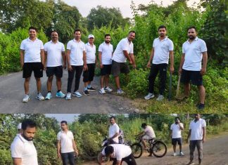 गुड मॉर्निग ग्रुप ने रस्त्यावरील बुजविले खड्डे अन रस्त्याच्या कडे चा कचरा केला साफ