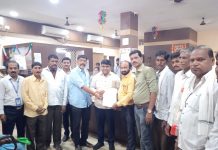 चंद्रपूर मध्यवर्ती बँके कडून पहिल्या टप्यात 3 कोटी 6 लाखाचे कर्ज वाटप ;संचालक रोहित बोम्मावार यांचे हस्ते चेक वितरण;