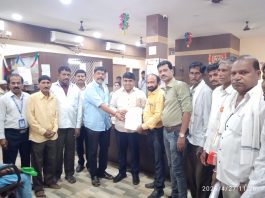 चंद्रपूर मध्यवर्ती बँके कडून पहिल्या टप्यात 3 कोटी 6 लाखाचे कर्ज वाटप ;संचालक रोहित बोम्मावार यांचे हस्ते चेक वितरण;