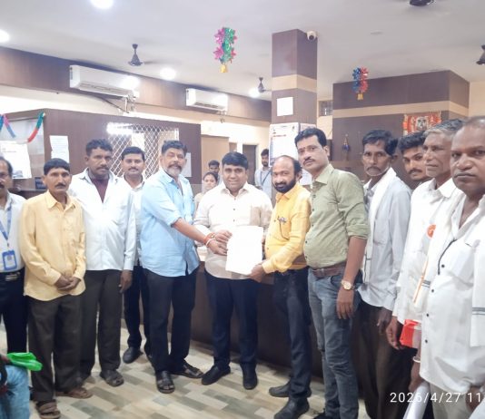 चंद्रपूर मध्यवर्ती बँके कडून पहिल्या टप्यात 3 कोटी 6 लाखाचे कर्ज वाटप ;संचालक रोहित बोम्मावार यांचे हस्ते चेक वितरण;