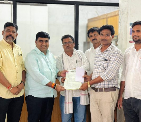चंद्रपूर मध्यवर्ती बँकेच्या व्याहाड खुर्द शाखेतून सहा कोटी सोळा लाखांचे पीक कर्ज संचालक रोहित बोम्मावार यांच्या हस्ते वाटप
