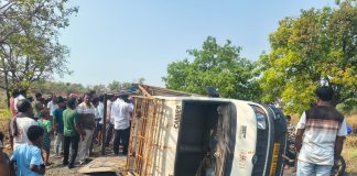 अपघात…टेम्पो उलटला..30 जखमी महिलांना जिल्हा सामान्य रुग्णालयात भरती